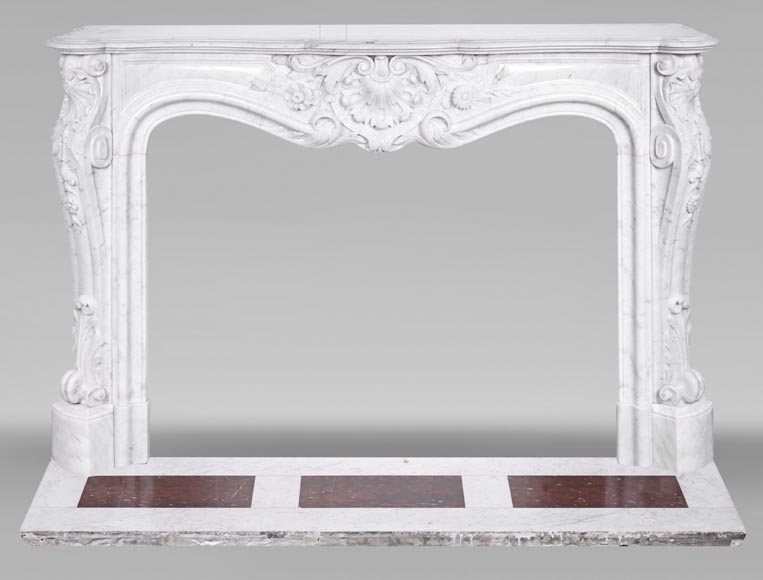 Cheminée de style Louis XV en marbre de Carrare très sculptée, décorée d'une coquille-0