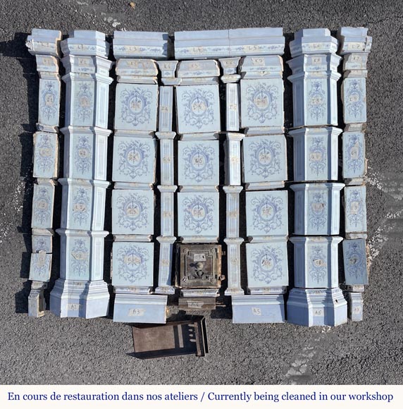 Loebnitz Paris, Poêle en céramique blanche à décor bleu Loebnitz Paris, Poêle en céramique blanche à décor bleu-1