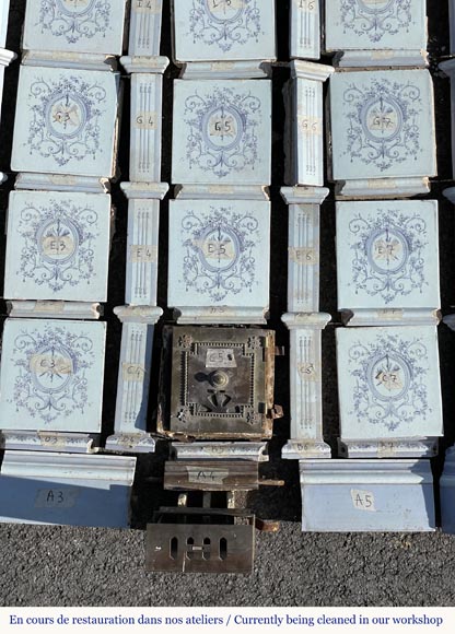 Loebnitz Paris, Poêle en céramique blanche à décor bleu Loebnitz Paris, Poêle en céramique blanche à décor bleu-2