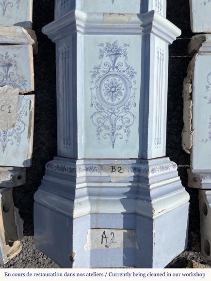 Loebnitz Paris, Poêle en céramique blanche à décor bleu Loebnitz Paris, Poêle en céramique blanche à décor bleu-3