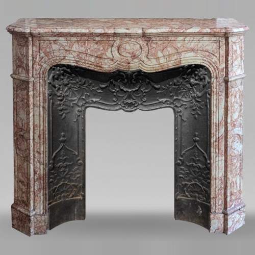 Cheminée de style Louis XV modèle Pompadour en marbre cristallin rose et blanc