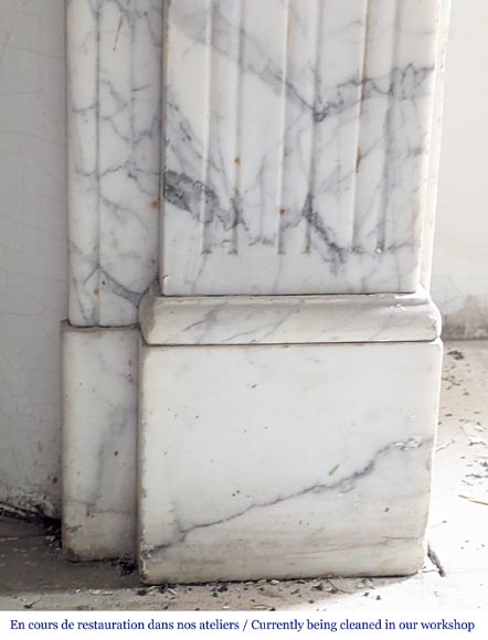 Cheminée de style Louis XVI au tournesol sculptée en marbre Arabescato-7