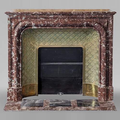 Cheminée de style Louis XIV en marbre Rouge du Nord avec intérieur en laiton