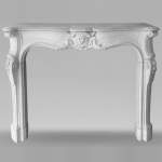 Cheminée de style Louis XV aux scultpures mouvementées en pierre