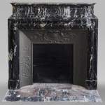 Cheminée de style Louis XIV à acrotère en marbre noir Marquina