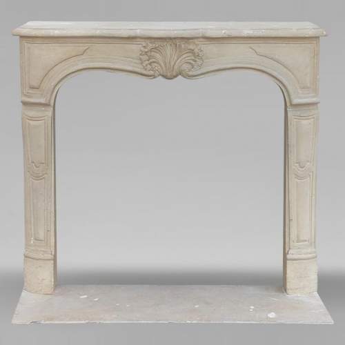 Cheminée de style Louis XV ornée d'une palmette sculptée en pierre