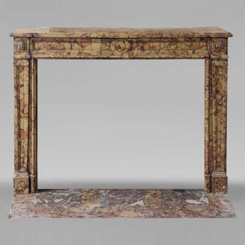 Cheminée d'époque Louis XVI ornée d'une rosace sculptée en brèche d'Alep