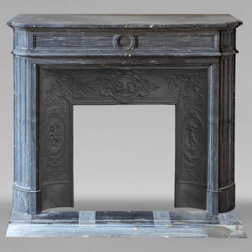 Cheminée de style Louis XVI à coins arrondis sculptée en marbre Turquin
