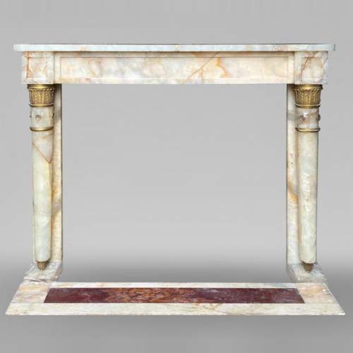 Cheminée de style Empire en onyx, à colonnes détachées et chapiteaux en bronze doré