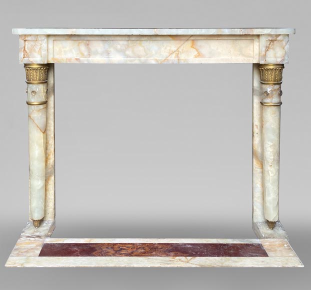 Cheminée de style Empire en onyx, à colonnes détachées et chapiteaux en bronze doré-0