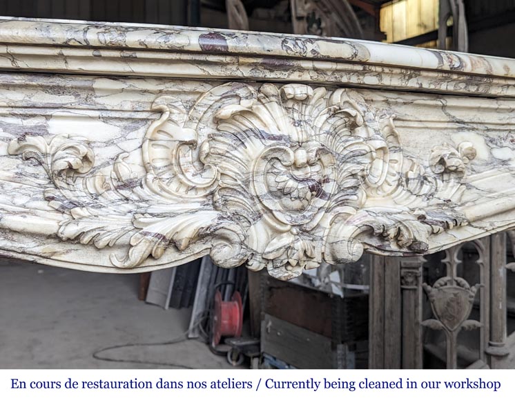 Importante cheminée de style Régence richement sculptée en marbre brèche violette-2