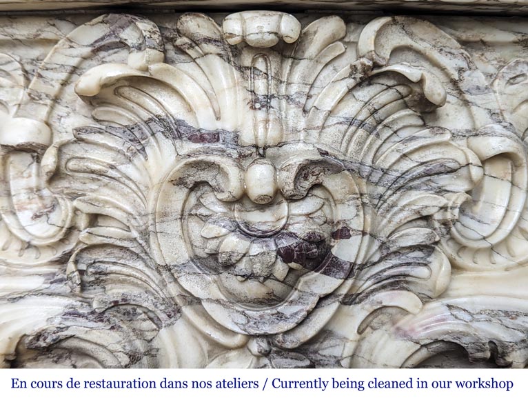 Importante cheminée de style Régence richement sculptée en marbre brèche violette-3