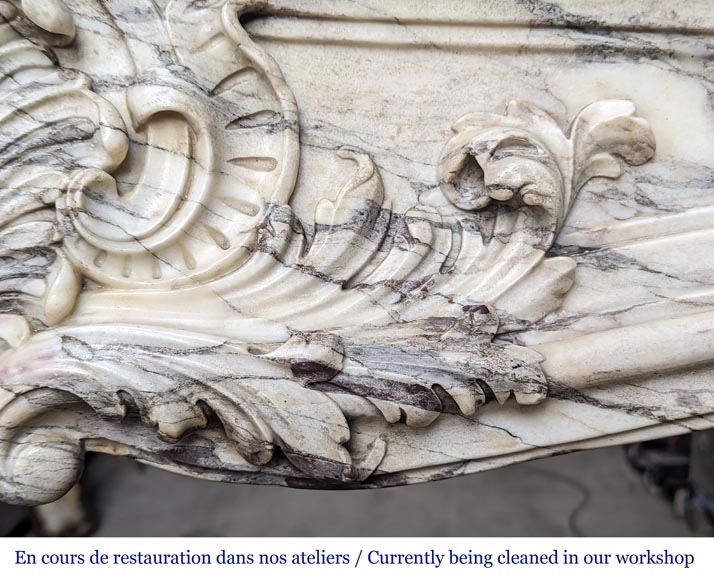 Importante cheminée de style Régence richement sculptée en marbre brèche violette-5