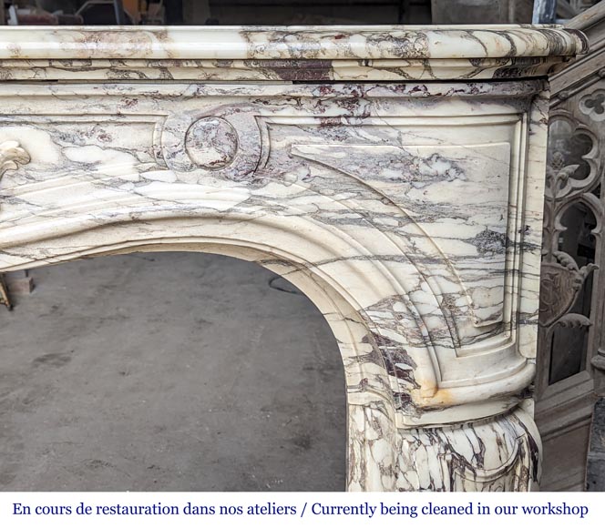 Importante cheminée de style Régence richement sculptée en marbre brèche violette-11
