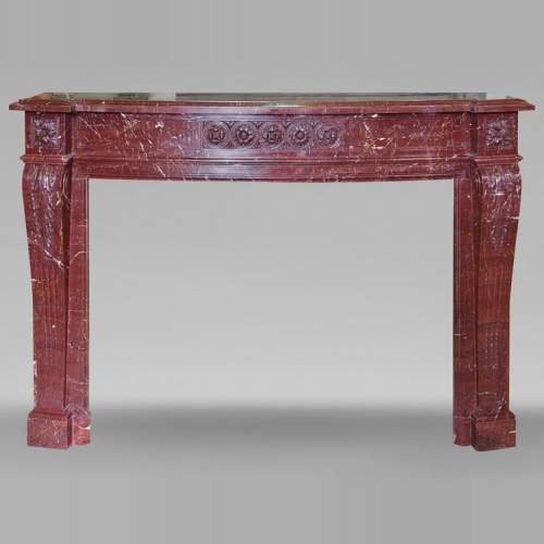 Cheminée de style Louis XVI à rosace sculptée en marbre rouge
