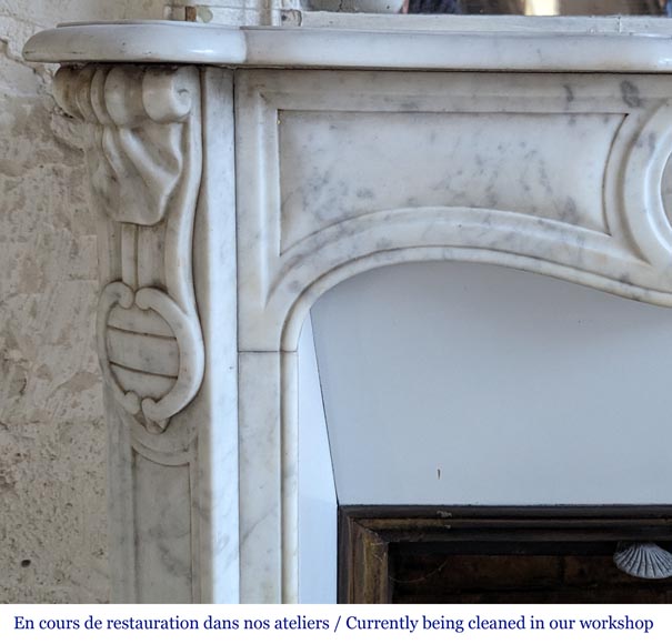 Cheminée de style Louis XV modèle Pompadour en marbre de Carrare, ornée de coquilles-3