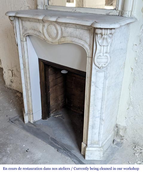 Cheminée de style Louis XV modèle Pompadour en marbre de Carrare, ornée de coquilles-5