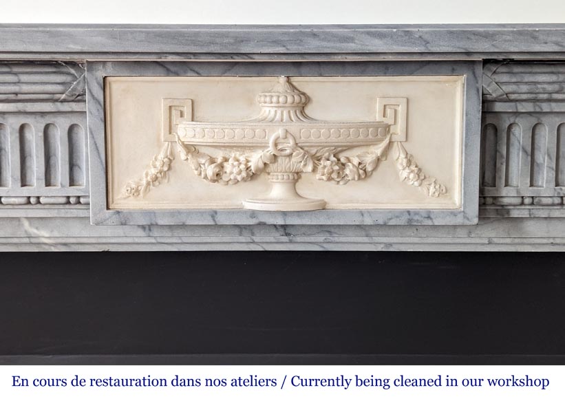 Cheminée de style Louis XVI bicolore à demi colonnes en marbre Turquin et statuaire-1