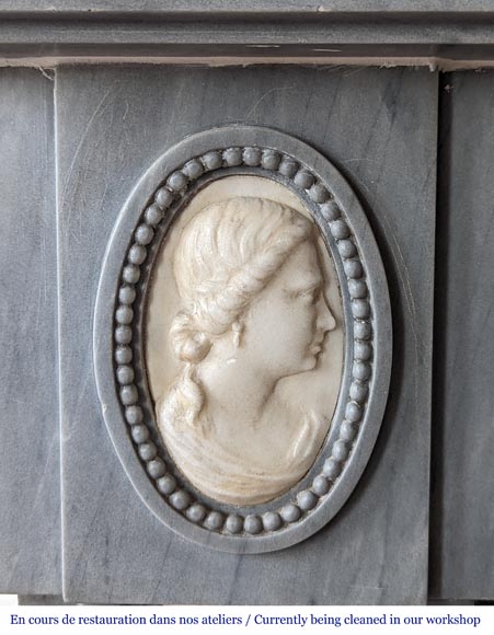 Cheminée de style Louis XVI bicolore à demi colonnes en marbre Turquin et statuaire-6