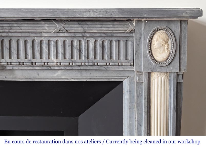 Cheminée de style Louis XVI bicolore à demi colonnes en marbre Turquin et statuaire-10