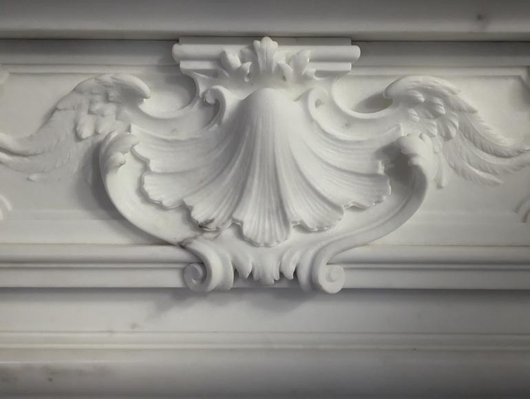 Cheminée de style Napoléon III en marbre statuaire, avec dessus de
