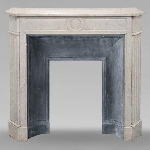 Cheminée de style Louis XVI aux angles coupés sculptée en marbre de Carrare
