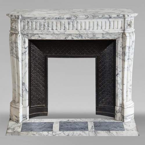Cheminée de style Louis XVI galbée à cannelures rudentées en marbre Arabescato
