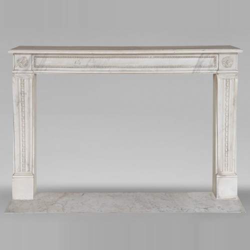 Cheminée d'époque Louis XVI au perlé et ruban sculpté