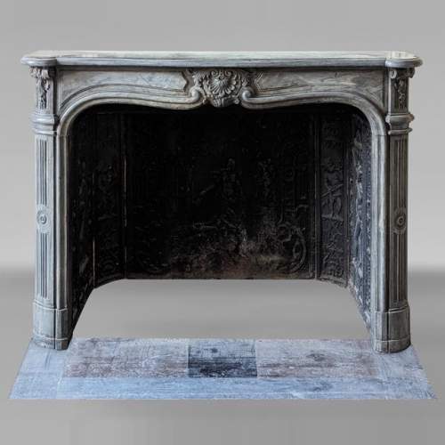 Cheminée d'époque Louis XV en marbre Turquin à belle coquille