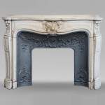 Cheminée de style Louis XV en marbre de Carrare ornée d'une palmette