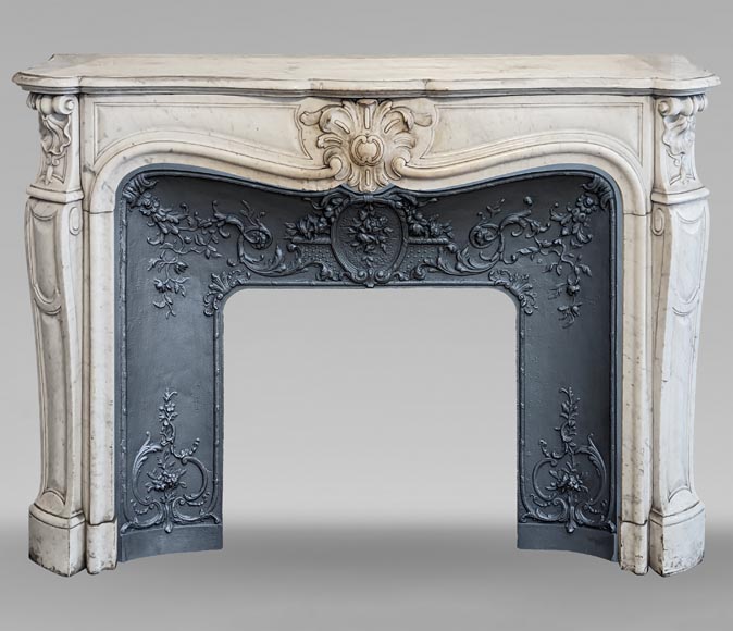 Cheminée de style Louis XV en marbre de Carrare ornée d'une palmette-0