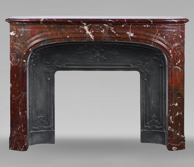 Cheminée de style Régence sculptée en marbre rouge griotte - Marbre