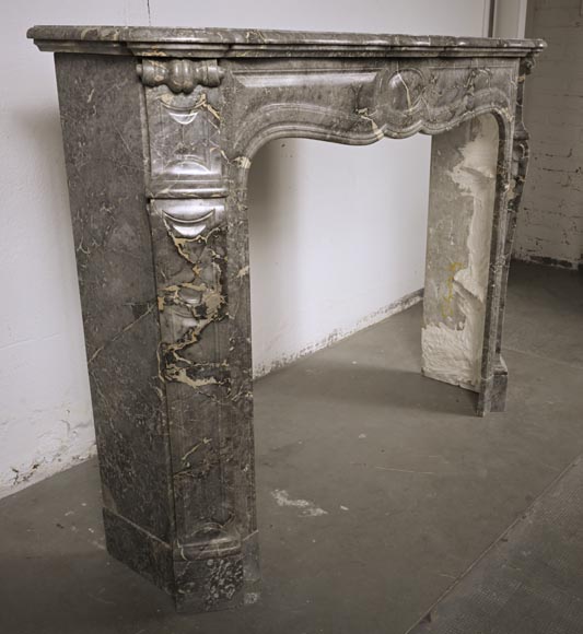 Cheminée de style Louis XV, modèle Pompadour, en marbre gris veiné-2