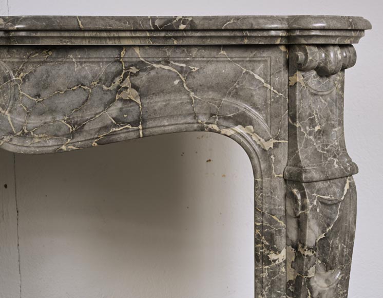 Cheminée de style Louis XV, modèle Pompadour, en marbre gris veiné-6