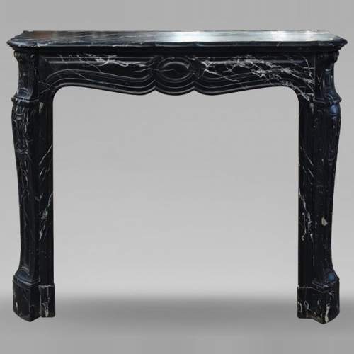 Cheminée de style Louis XV modèle Pompadour en marbre noir Marquina