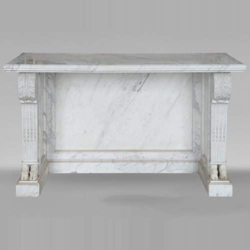 Console en marbre de style Louis XVI aux pieds de chèvre