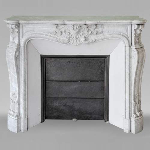 Cheminée de style Louis XV en marbre de Carrare décorée de coquilles feuillagées