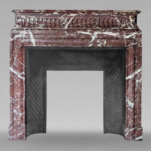 Cheminée de style Louis XIV à acrotère en marbre Rouge du Nord