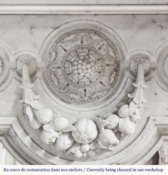 Cheminée de style Napoléon III en marbre de Carrare, décorée d'une frise de fruits-1