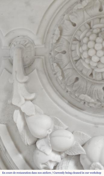 Cheminée de style Napoléon III en marbre de Carrare, décorée d'une frise de fruits-3