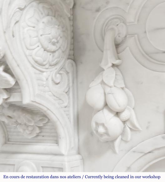 Cheminée de style Napoléon III en marbre de Carrare, décorée d'une frise de fruits-6
