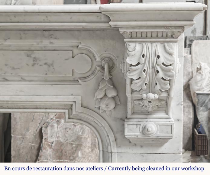 Cheminée de style Napoléon III en marbre de Carrare, décorée d'une frise de fruits-9