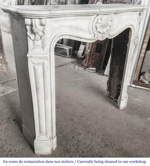 Cheminée de style Louis XV à trois coquilles, en marbre de Carrare-3