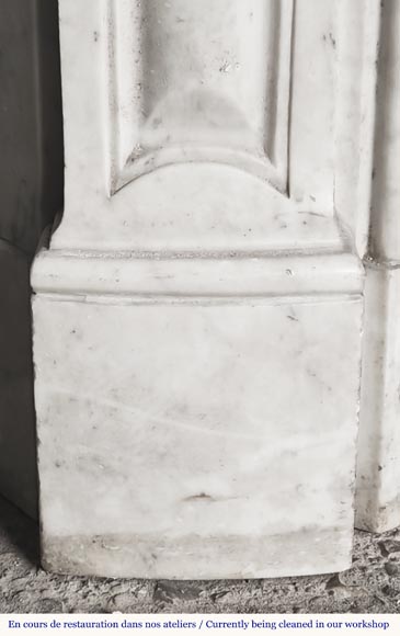 Cheminée de style Louis XV à trois coquilles, en marbre de Carrare-5