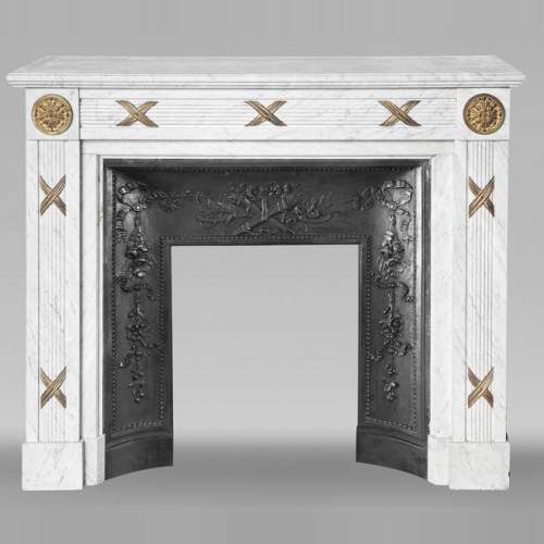 Cheminée de style Louis XVI en marbre de Carrare et bronze
