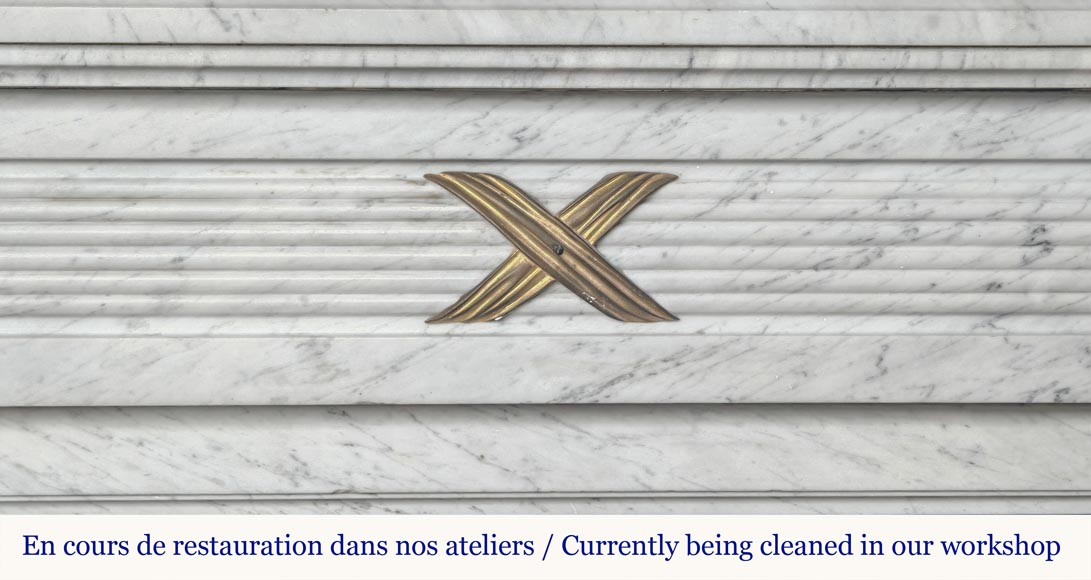 Cheminée de style Louis XVI en marbre de Carrare et bronze-1