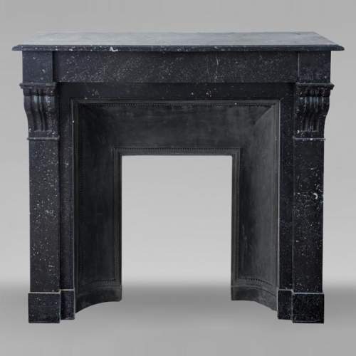 Cheminée de style Napoléon III en marbre noir moucheté à modillons