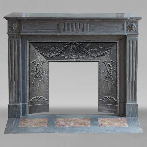 Cheminée de style Louis XVI à cannelures rudentées ornée de rosaces sculptée en marbre Turquin