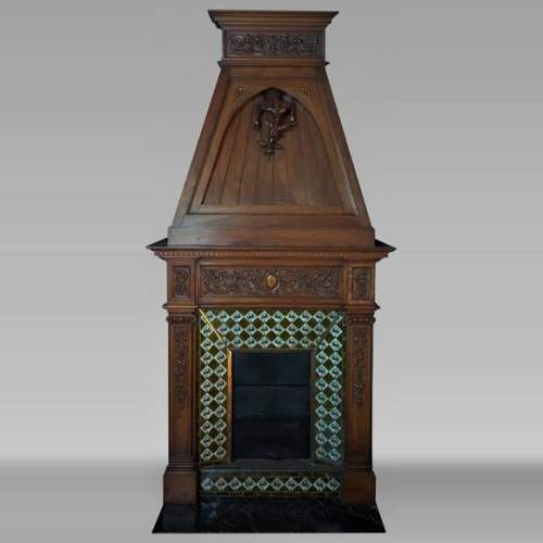 Cheminée de style Néo Renaissance en bois de noyer sculpté ornée d'une salamandre