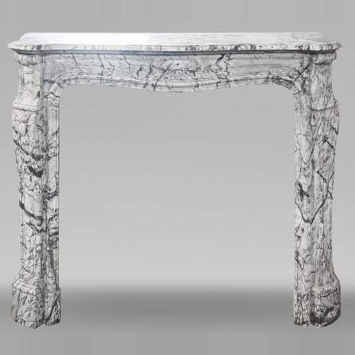 Cheminée de style Louis XV modèle Pompadour, gallbée, en marbre bleu fleuri